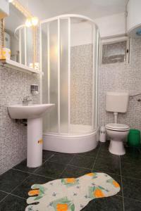 ein Bad mit einer Dusche, einem Waschbecken und einem WC in der Unterkunft Apartments by the sea Ivan Dolac, Hvar - 5709 in Ivan Dolac