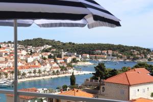 Fotografia z galérie ubytovania Apartments with a parking space Hvar - 5687 v destinácii Hvar