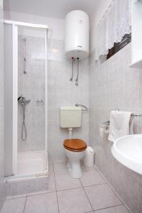 Kúpeľňa v ubytovaní Apartments by the sea Biograd na Moru, Biograd - 5845 + 19 fotografií