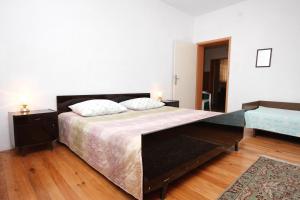 Posteľ alebo postele v izbe v ubytovaní Apartments with a parking space Biograd na Moru, Biograd - 5899