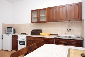 Kuchyňa alebo kuchynka v ubytovaní Apartments with a parking space Biograd na Moru, Biograd - 5899