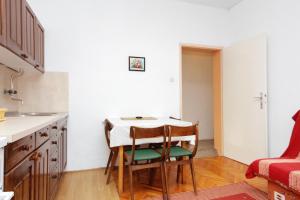 Kuchyňa alebo kuchynka v ubytovaní Apartments with a parking space Biograd na Moru, Biograd - 5899