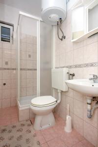 Kúpeľňa v ubytovaní Apartments with a parking space Biograd na Moru, Biograd - 5899