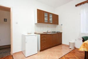 Kuchyňa alebo kuchynka v ubytovaní Apartments with a parking space Biograd na Moru, Biograd - 5899