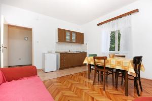 - une cuisine et une salle à manger avec une table et des chaises dans l'établissement Apartments with a parking space Biograd na Moru, Biograd - 5899, à Biograd na Moru