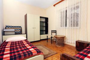 - une chambre avec 2 lits et une fenêtre dans l'établissement Apartments with a parking space Biograd na Moru, Biograd - 5899, à Biograd na Moru