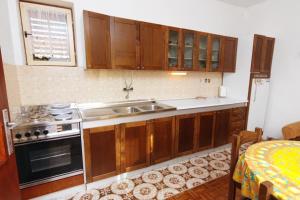 Kuchyňa alebo kuchynka v ubytovaní Apartments with a parking space Biograd na Moru, Biograd - 5899