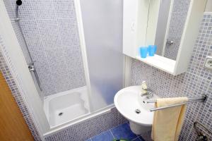 Kúpeľňa v ubytovaní Apartments with a parking space Sabunike, Zadar - 5745 + 20 fotografií