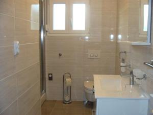 Kúpeľňa v ubytovaní Apartments by the sea Sukosan, Zadar - 5819 + 25 fotografií