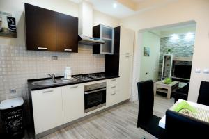 Il comprend une cuisine équipée d'un évier et d'une cuisinière. four supérieur dans l'établissement Apartments with a parking space Sukosan, Zadar - 5897, à Sukošan