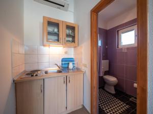 mała łazienka z umywalką i toaletą w obiekcie Apartments by the sea Nin, Zadar - 5838 w Nin +23 zdjęcia