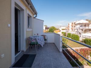 balkon ze stołem i krzesłami w obiekcie Apartments by the sea Nin, Zadar - 5838 w Nin