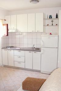 Kuchyň nebo kuchyňský kout v ubytování Apartments by the sea Bibinje, Zadar - 5866