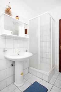 Kúpeľňa v ubytovaní Apartments with parking spaces Sukosan, Zadar - 5777 + 37 fotografií