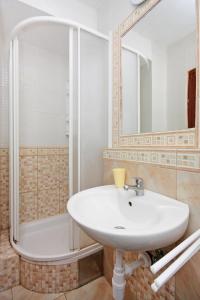 y baño con lavabo y bañera. en Apartments by the sea Bibinje, Zadar - 5769 en Bibinje