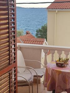 balcón con sillas y mesa con vistas al agua en Apartments by the sea Bibinje, Zadar - 5769 en Bibinje