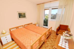 Postel nebo postele na pokoji v ubytování Apartments by the sea Sukosan, Zadar - 5802