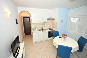 Kuchyňa alebo kuchynka v ubytovaní Apartments by the sea Sukosan, Zadar - 5802