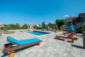 Bazén v ubytování Family friendly apartments with a swimming pool Privlaka, Zadar - 5762 nebo v jeho okolí
