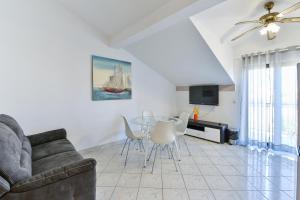 TV a/nebo společenská místnost v ubytování Family friendly apartments with a swimming pool Privlaka, Zadar - 5762