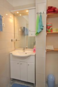 ein Bad mit einem Waschbecken und einem Spiegel in der Unterkunft Apartments by the sea Biograd na Moru, Biograd - 5744 in Biograd na Moru