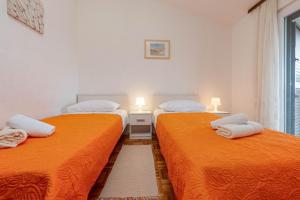 מיטה או מיטות בחדר ב-Apartment Kozino 5749b