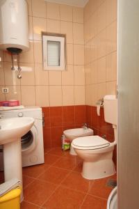Łazienka z białą toaletą i umywalką w obiekcie Apartment Vrsi - Mulo 5860c w Nin