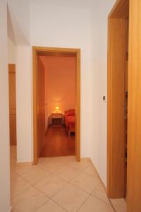 Postel nebo postele na pokoji v ubytování Apartments by the sea Vrsi - Mulo, Zadar - 5860