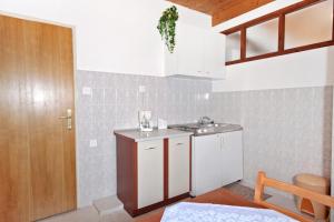 uma pequena cozinha com um lavatório e um balcão em Apartment Vrsi - Mulo 5796a em Vrsi