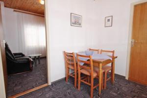 um quarto com uma mesa, cadeiras e uma cadeira em Apartment Vrsi - Mulo 5796a em Vrsi