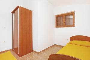 Posteľ alebo postele v izbe v ubytovaní Apartments with parking spaces Privlaka, Zadar - 5849