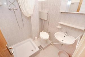 Et badeværelse på Apartments with parking space Vrsi - Mulo, Zadar - 5796