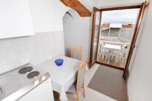 En balkon eller terrasse på Apartments with parking space Vrsi - Mulo, Zadar - 5796 + 23 billeder