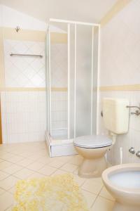 łazienka z toaletą i prysznicem w obiekcie Apartment Zadar - Diklo 5880d w mieście Zadar +19 zdjęć