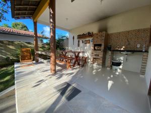 伊陶納斯的住宿－Recanto dos Irmãos，庭院设有木桌和壁炉。