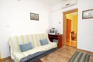 salon z kanapą i telewizorem w obiekcie Apartments by the sea Zadar - Diklo, Zadar - 5911 w mieście Zadar