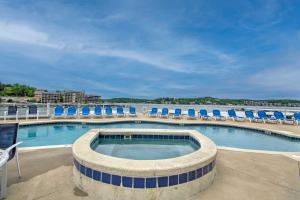 Bazén v ubytování Dock, Slip and Pool Breezy Lake Ozark Escape nebo v jeho okolí