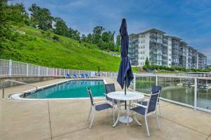 Bazén v ubytování Dock, Slip and Pool Breezy Lake Ozark Escape nebo v jeho okolí