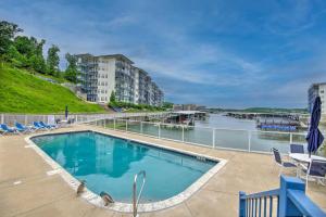 una piscina con vistas a un cuerpo de agua en Breezy Lake Ozark Escape Dock, Slip and Pool! en Lake Ozark