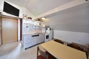 - une cuisine avec une table et un comptoir dans l'établissement Apartments with a parking space Sukosan, Zadar - 5820, à Sukošan