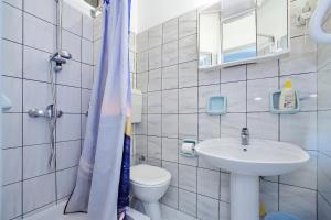 ein weißes Bad mit einem WC und einem Waschbecken in der Unterkunft Apartments and rooms by the sea Zadar - 5874 in Zadar