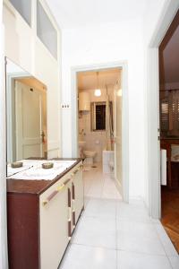 ein Bad mit einem Waschbecken und einem WC. in der Unterkunft Apartments and rooms by the sea Zadar - 5874 in Zadar