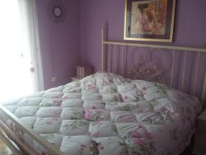 een bed in een slaapkamer met een paarse muur bij Apartments by the sea Sukosan, Zadar - 5905 in Sukošan