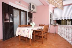 een eetkamer met een tafel en stoelen bij Apartments by the sea Sukosan, Zadar - 5905 in Sukošan