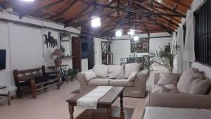 ein Wohnzimmer mit einem Sofa und einem Couchtisch in der Unterkunft Cabañas Lugar Escondido in Mendoza