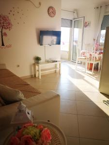 - un salon avec un canapé et une table dans l'établissement Apartments by the sea Kozino, Zadar - 5755, à Petrčane