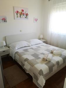 - une chambre avec un lit et 2 serviettes dans l'établissement Apartments by the sea Kozino, Zadar - 5755, à Petrčane