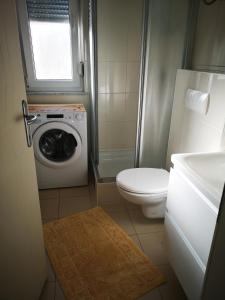 La salle de bains est pourvue d'un lave-linge et de toilettes. dans l'établissement Apartments by the sea Kozino, Zadar - 5755, à Petrčane