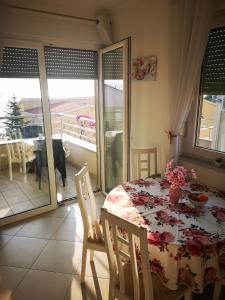 une salle à manger avec une table et un balcon dans l'établissement Apartments by the sea Kozino, Zadar - 5755, à Petrčane