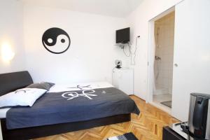 sypialnia z łóżkiem i telewizorem w obiekcie Apartments and rooms with parking space Korcula - 4399 w Korčuli